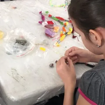 Warsztaty tworzenia biżuterii w MDK