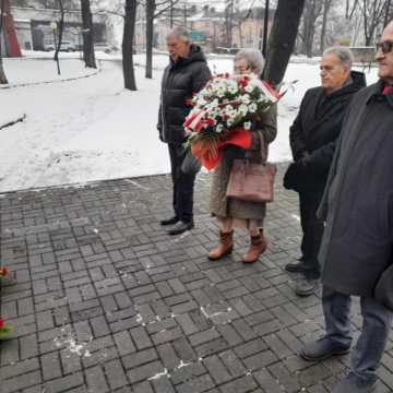 Uroczyste złożenie kwiatów przez władze z okazji 80. rocznicy wyzwolenia Radomska