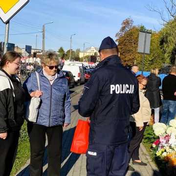 Dla poprawy bezpieczeństwa. Elementy odblaskowe od radomszczańskiej policji i Urzędu Miasta