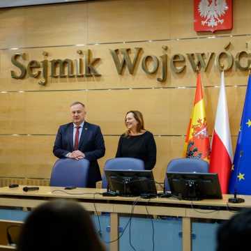 Podpisano umowy na projekty ekologiczne w województwie łódzkim. Dofinansowanie otrzymały gminy Kodrąb, Gidle i Masłowice