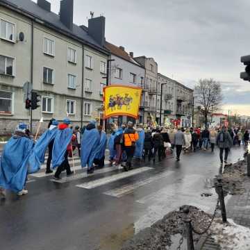 [WIDEO] Orszak Trzech Króli 2025 w Radomsku. „Kłaniajcie się królowie!”