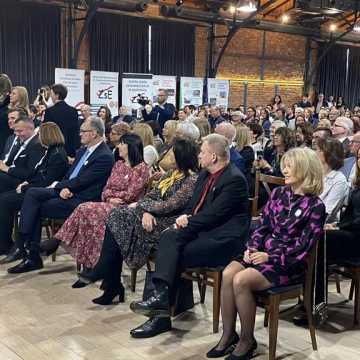 [WIDEO] Zespół Szkół Ekonomicznych w Radomsku świętuje 100-lecie istnienia. Były wspomnienia, życzenia i chwile wzruszeń