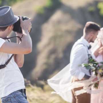 Wybór fotografa na wesele — sprawdź, jak się odnaleźć w masie ofert