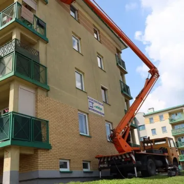 W Radomsku trwa montaż budek lęgowych dla jerzyków