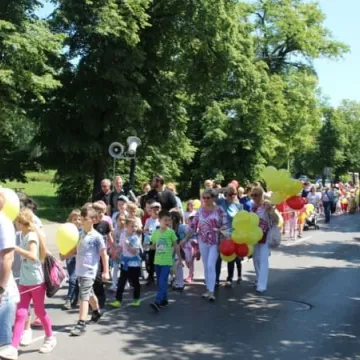 Barwny korowód z okazji Dnia Dziecka