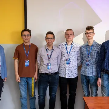 Elektryk kusił ósmoklasistów