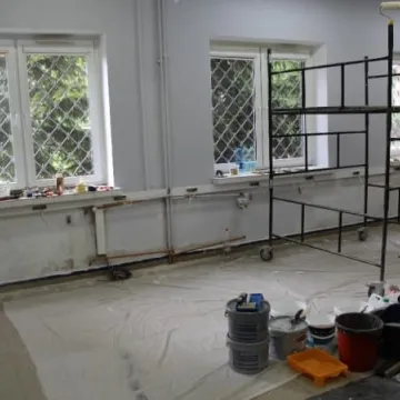  Pomimo wakacji w szkołach praca wre