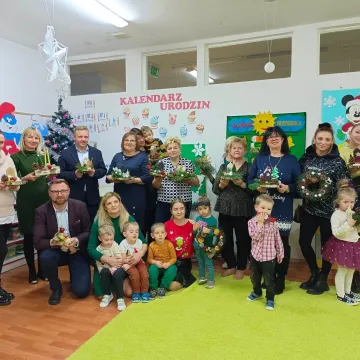 Przedszkolaki z PP nr 10 w Radomsku robiły świąteczne stroiki