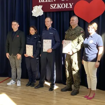 Foto budka, pokazy, poznawanie szkoły. Dzień  Otwarty w ZSP w Kamieńsku