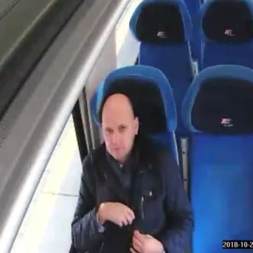 Przywłaszczył plecak w pociągu