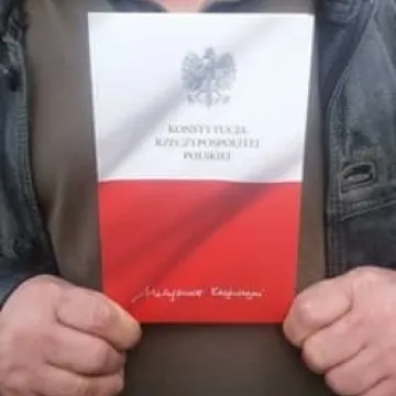 SLD rozdaje Konstytucję