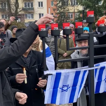 Chanuka w Radomsku. Było odpalenie świec, śpiew i pączki