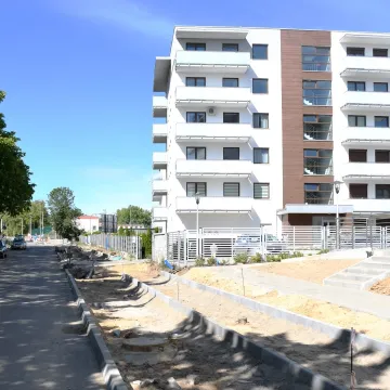 Piotrków Tryb.: trwają prace brukarskie na ul. Broniewskiego