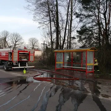 OSP Kamieńsk dezynfekuje przystanki