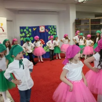 Pasowanie nowych czytelników biblioteki w Radomsku