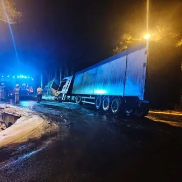 Nie dostosował prędkości. Ciężarówka wypadła z drogi