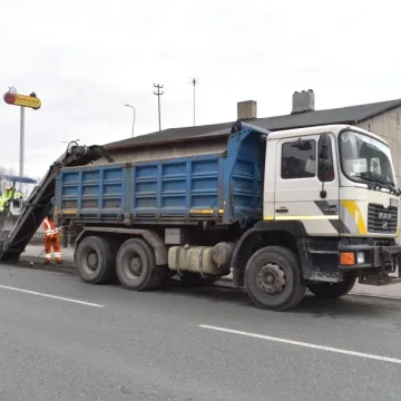 Na ul. Słowackiego w Kamieńsku trwają prace drogowe. Wprowadzono ruch wahadłowy