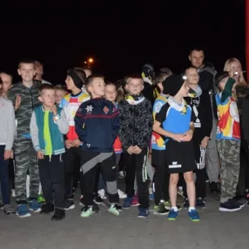 Nocne bieganie po placu targowym 