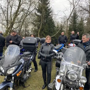 Tłumy motocyklistów i mieszkańców w Strzałkowie. Kolejna Moto Święconka za nami