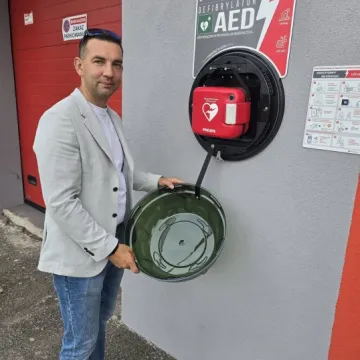 Gmina Kamieńsk z kolejnym AED. Defibrylator zamontowano w Gorzędowie