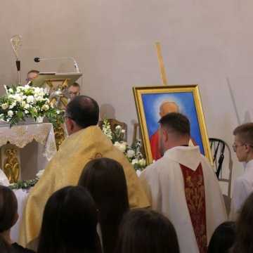 Relikwie św. Jana Pawła II zostały wprowadzone do kościoła w Strzałkowie