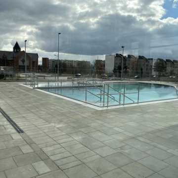 Wykonawca basenu w Radomsku: Urząd Miasta chce zniszczyć moją firmę. Władze miasta odpierają zarzuty