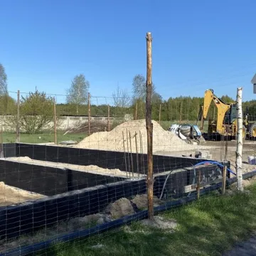 W budowie nowe garaże dla OSP Dąbrówka