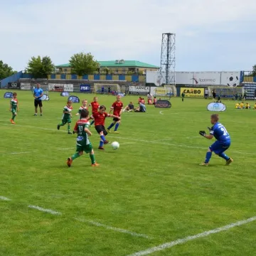 Mali piłkarze na dużej murawie