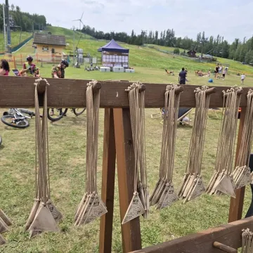 Sportowy weekend na Górze Kamieńsk. Kilkuset zawodników na starcie MTB