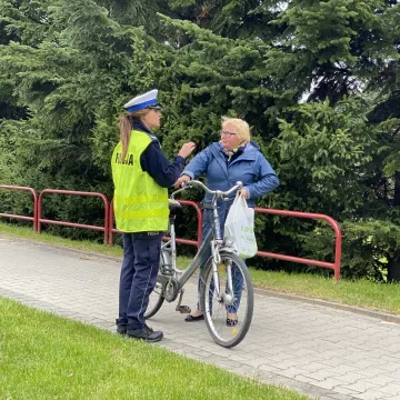 Rowerzyści i piesi w Radomsku otrzymali kamizelki odblaskowe