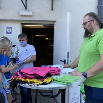 Oddali puszki, otrzymali sadzonki i zioła