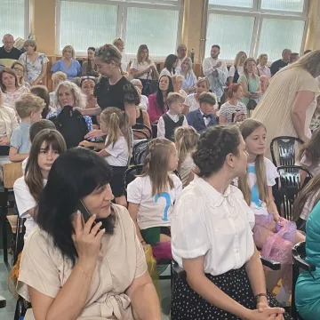 Zasłużone wakacje. Uczniowie „Jedynki” uroczyście zakończyli rok szkolny