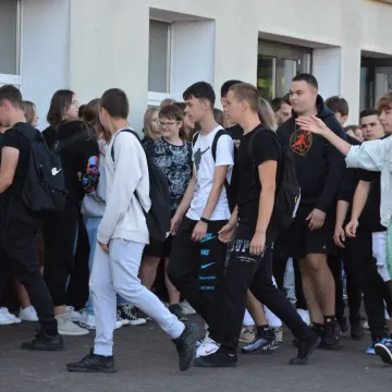 Ewakuacja ZSP 1 w Radomsku. Był pożar, strzały i osoby ranne