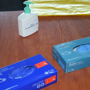 Pracownicy urzędu przygotowują maseczki dla mieszkańców