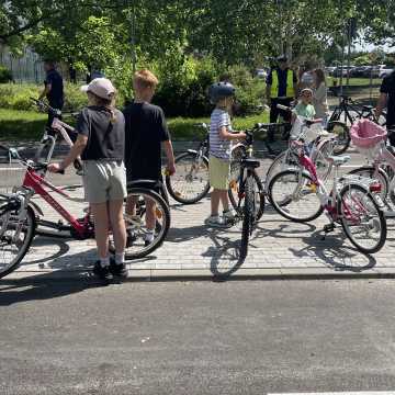 [WIDEO] Odnowione Miasteczko Ruchu Drogowego w Radomsku cieszy najmłodszych użytkowników dróg. Dziś zdawali egzamin na kartę rowerową