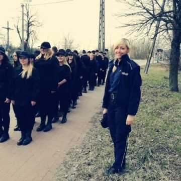 Uczniowie klasy mundurowej odwiedzają policjantów