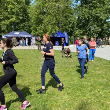 Żołnierze uczą w Radomsku kobiety podstaw samoobrony