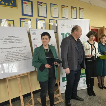 Uczniowie z powiatu radomszczańskiego zmierzyli się z twórczością Wisławy Szymborskiej w I LO w Radomsku