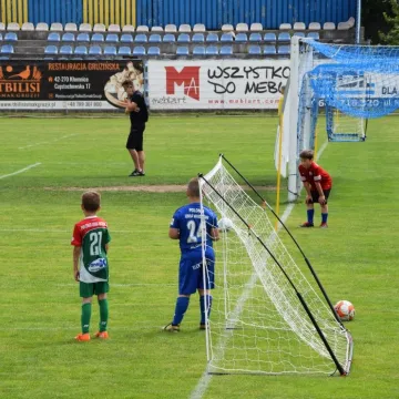 Mali piłkarze na dużej murawie