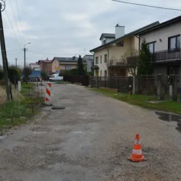 Ulica Zajazd zyska asfalt