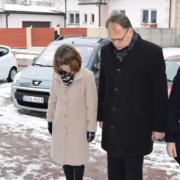 Kwiaty w rocznicę wyzwolenia Auschwitz 