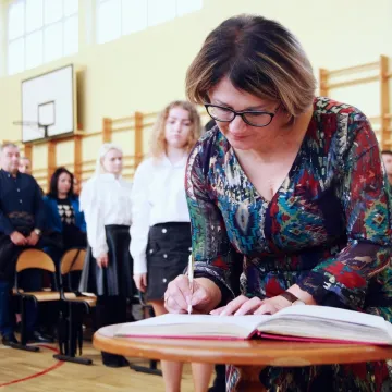 Klasy pierwsze z „Drzewniaka” złożyły ślubowanie. Wręczono wyższe stopnie