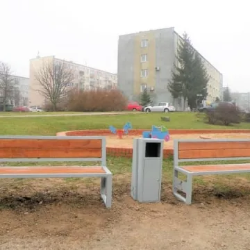 Nowe ławki i kosze w Parku Solidarności