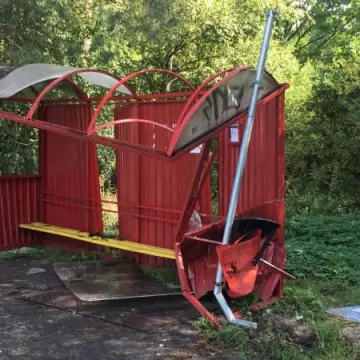 Pijany kierowca wjechał w przystanek