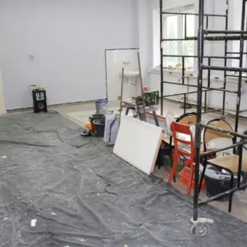  Pomimo wakacji w szkołach praca wre