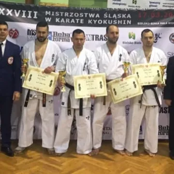 Zawodnicy i sensei z Randori na podium