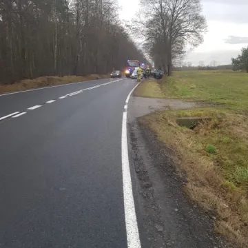 76-latek stracił panowanie nad pojazdem. Samochód dachował