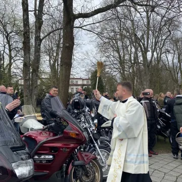 Tłumy motocyklistów i mieszkańców w Strzałkowie. Kolejna Moto Święconka za nami