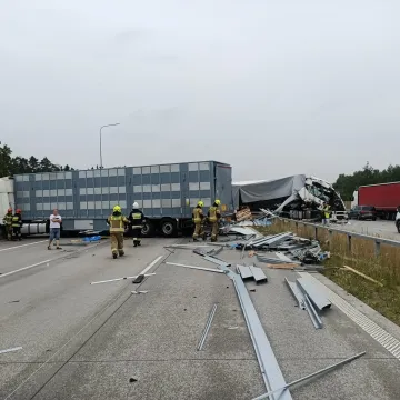 W Słostowicach zderzyły się dwie ciężarówki. Na A1 są utrudnienia