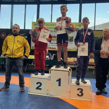 Udany memoriał w Katowicach. Dwanaście medali dla zapaśników ZKS Radomsko
